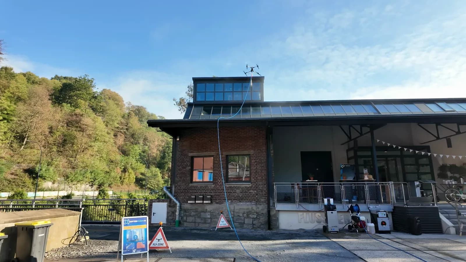 Reinigungsdrohne über der NEUE INSEL in Essen